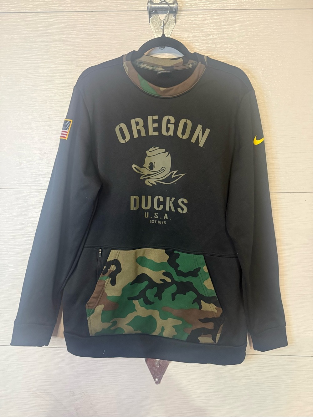 NIKE OREGON DUCKS MILITARY SALUTE FOOTBALL CAMO SWEATSHIRT CREWNECK LARGE - Picture 2 of 4